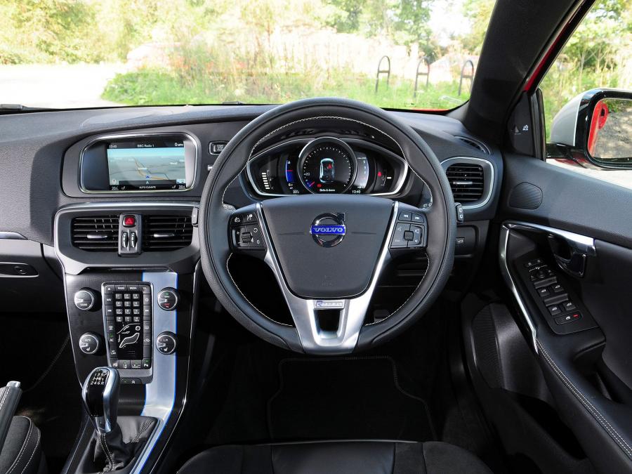  Volvo V40 D4 R-Design 2012 года  (UK) (фото 5 из 7)
